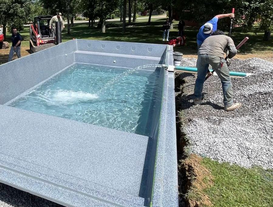 Llenado y compactación final de la Piscina Granitada® Fiber