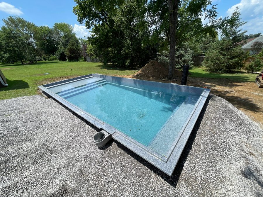 Nivelado del entorno de la piscina de fibra Fiber