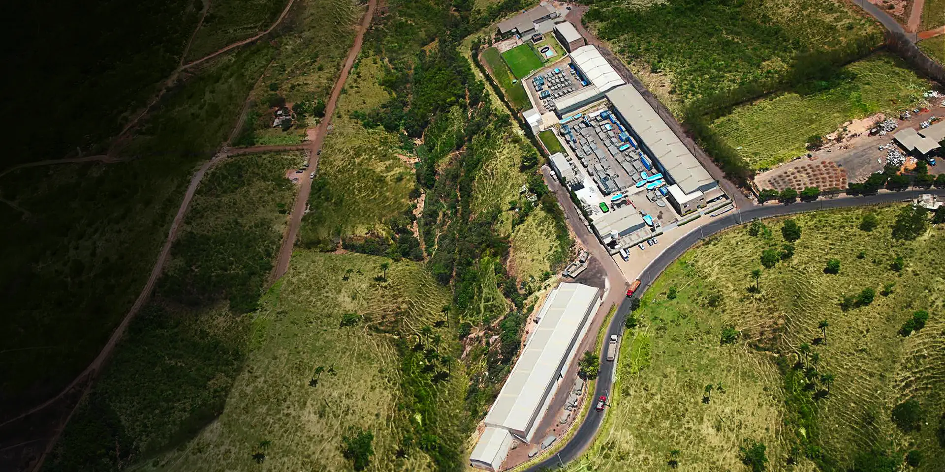 Vista aérea de la fábrica de Fiber — más que un fabricante de albercas