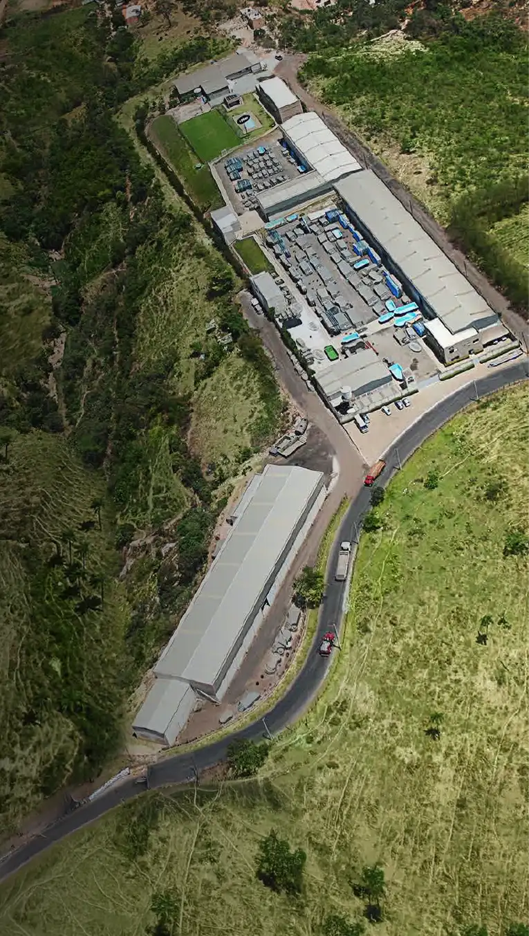 Vista aérea de la fábrica de Fiber — más que un fabricante de albercas
