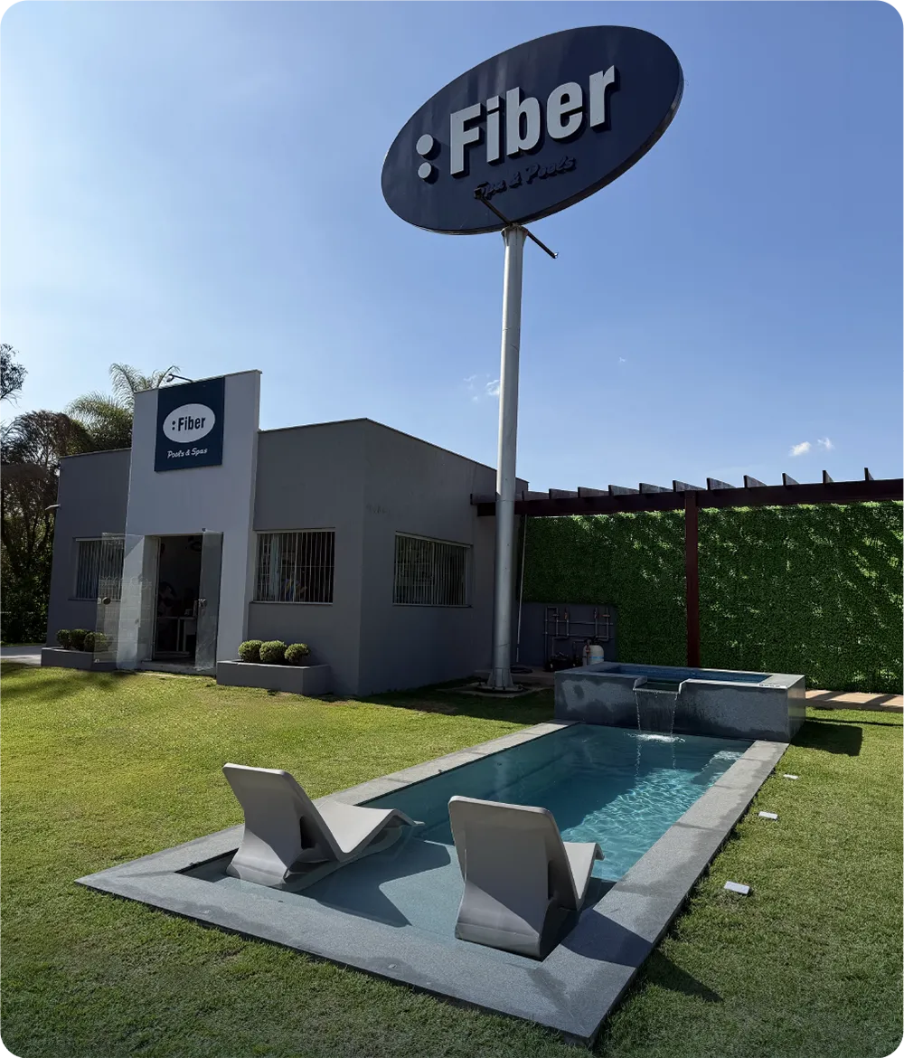Fachada de tienda de la red Fiber con alberca en exhibición