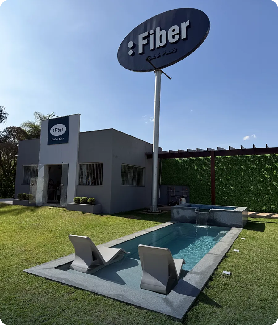 Fachada de tienda de la red Fiber con alberca en exhibición