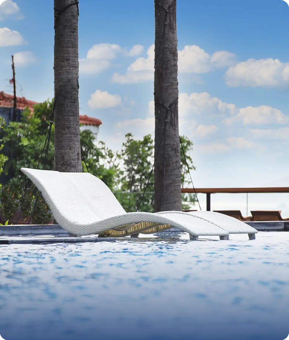 Tanning ledge Fiber para relajación y descanso en albercas modernas