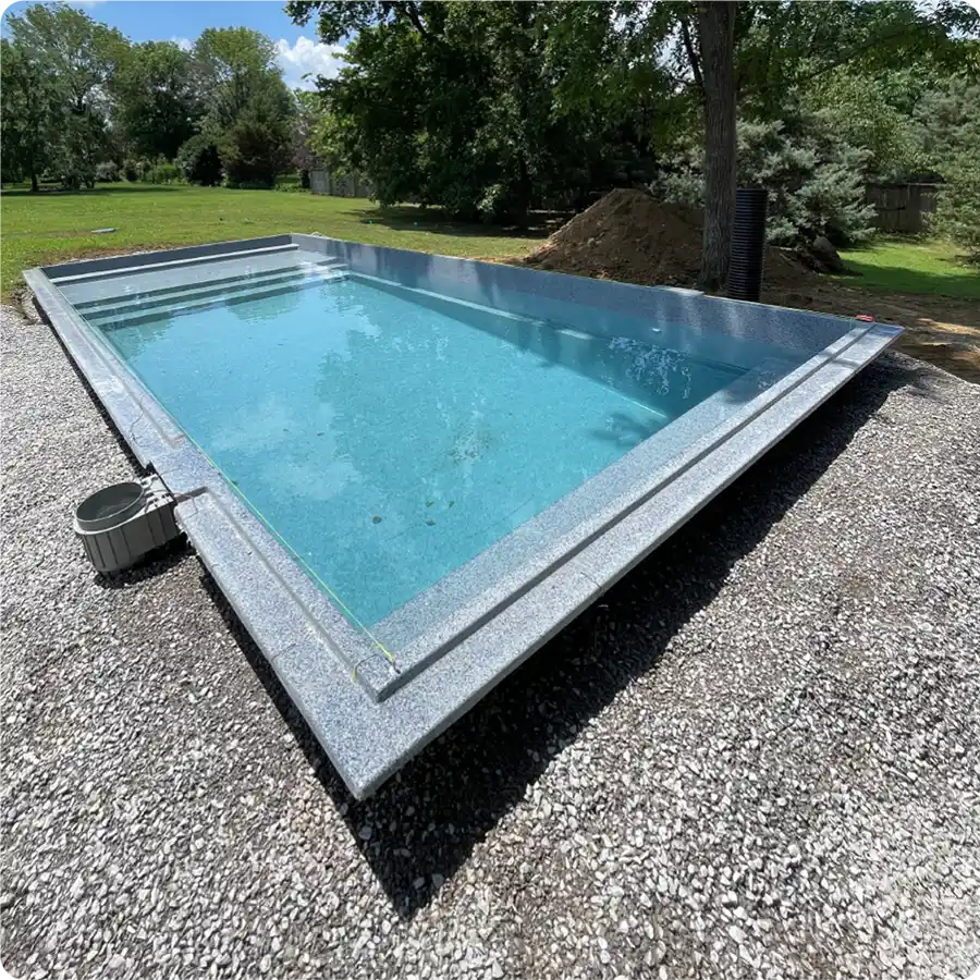 Cierre del entorno y preparación para el acabado de la piscina
