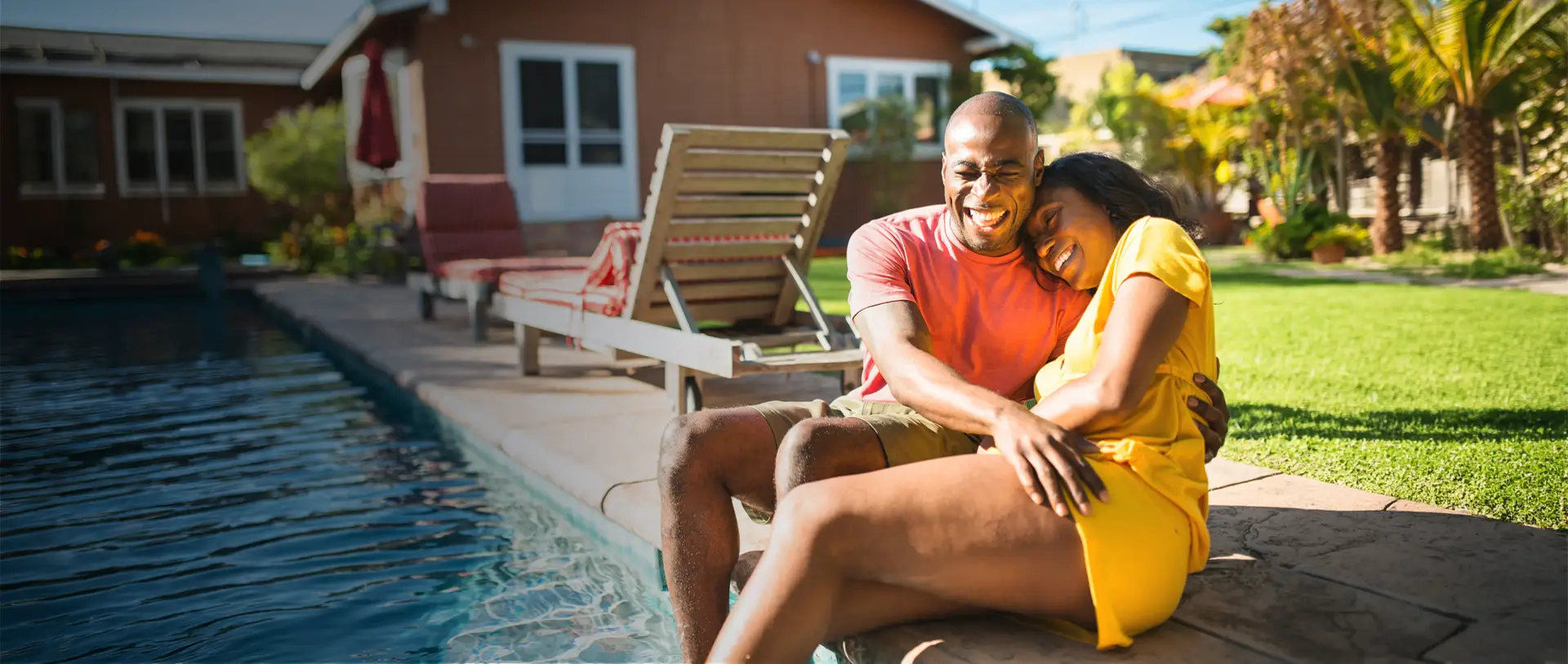Pareja disfrutando la piscina Granitada® Fiber — área de esparcimiento lista