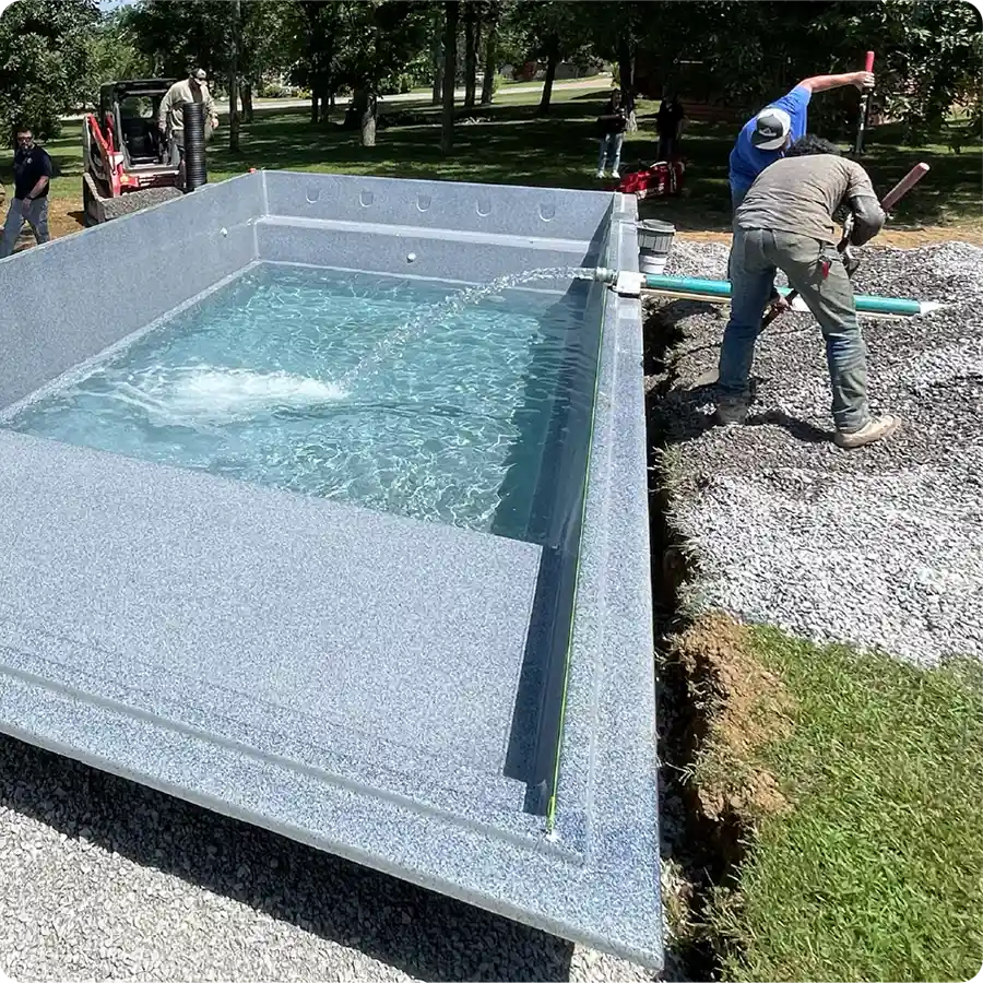Llenado y compactación simultáneos de la piscina Granitada® Fiber