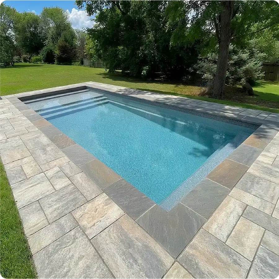 Piscina Granitada® Fiber instalada — área de esparcimiento lista