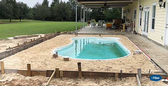 preparación de la cubierta de la piscina